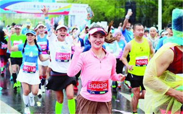从海滨公园到健身中心 青岛市民随处“花式”锻炼身体