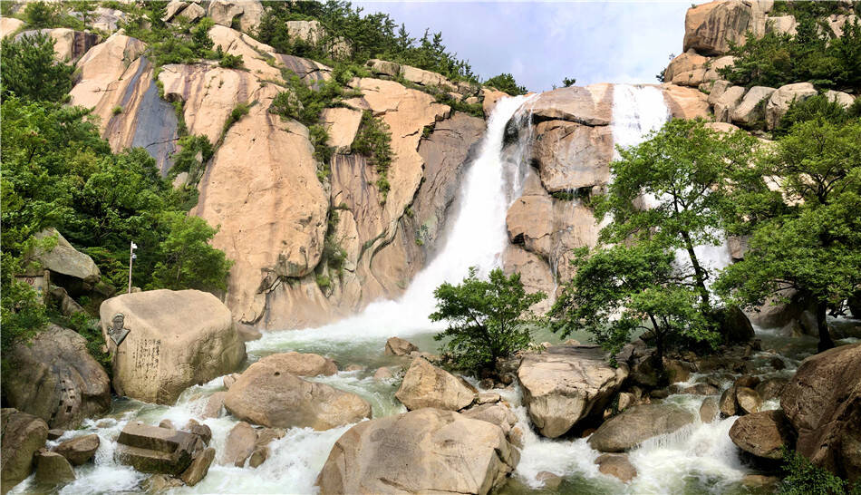 雨后崂山水量充沛 “龙潭喷雨”美景再现