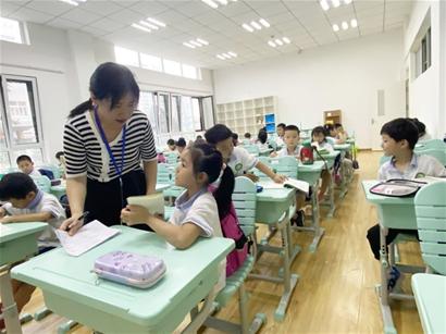 青岛中小学全面开启“5+2”课后服务 记者跟访校内托管全过程