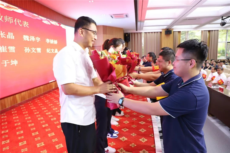 新老结对,青胜于蓝!青岛通济实验学校“青蓝工程”锻造教师队伍