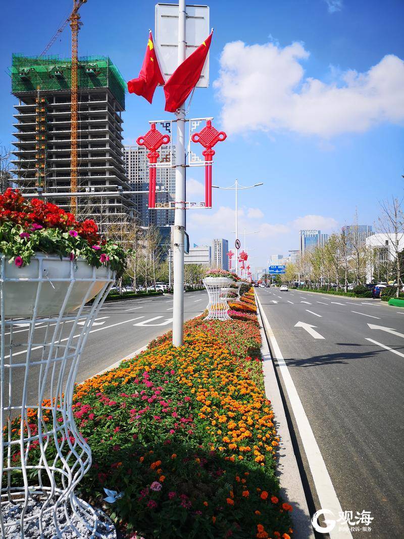 喜迎国庆，青岛街头处处飘扬“中国红”