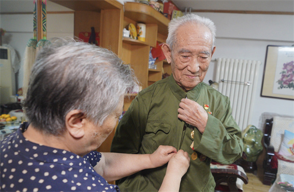 冻掉脚后跟和十个脚趾甲,92岁青岛参战老兵含泪观影《长津湖》:让美国人知道中国人惹不得!