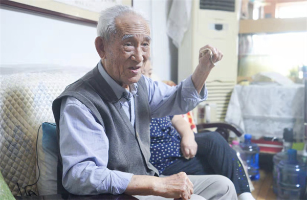 冻掉脚后跟和十个脚趾甲,92岁青岛参战老兵含泪观影《长津湖》:让美国人知道中国人惹不得!