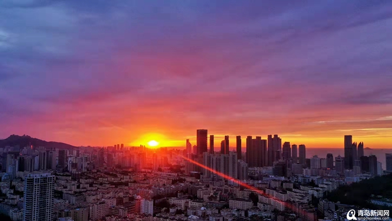 海边朝霞红满天！青岛今晨朝霞刷屏了 太好看了！