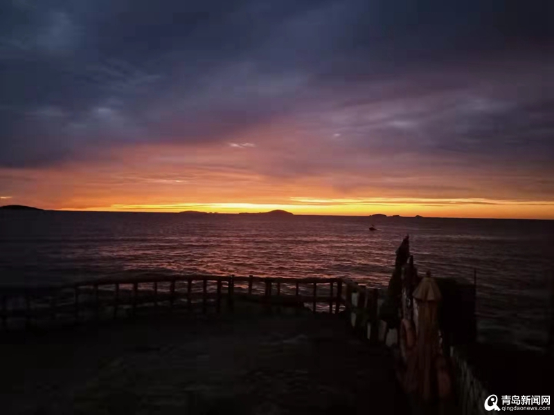 海边朝霞红满天！青岛今晨朝霞刷屏了 太好看了！