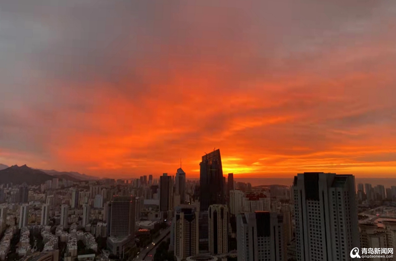 海边朝霞红满天！青岛今晨朝霞刷屏了 太好看了！