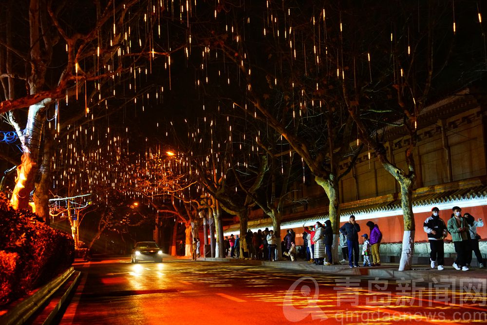 青岛大学路夜色撩人温馨浪漫 冬日网红墙依然火出圈