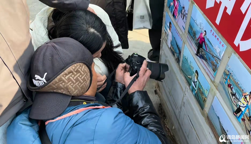 青岛栈桥23号拍照大爷火了！10元两张一干20年