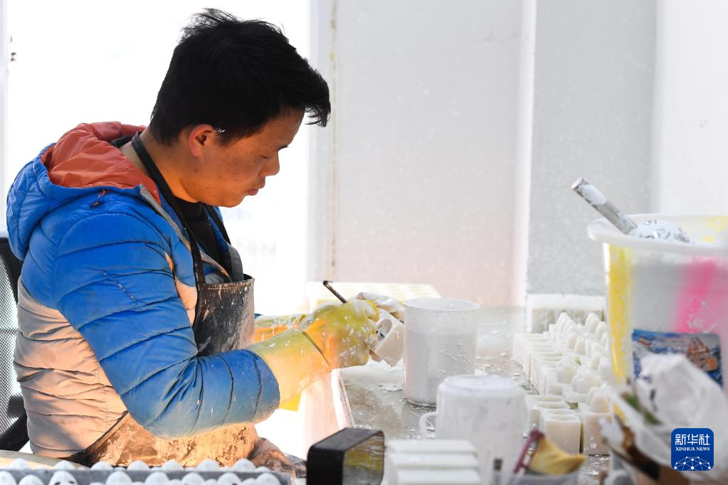 贵州惠水：制作“唐娃娃”促增收