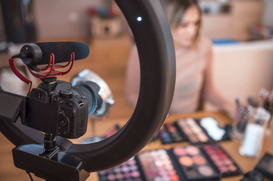 网络直播监管引发热议 对头部主播处罚将起到警示作用