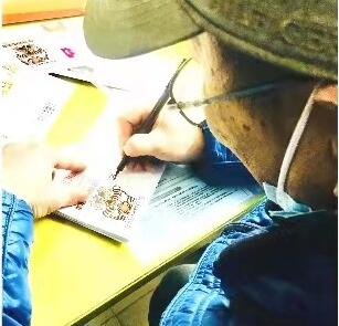 青岛60后大叔钟爱画漫画，到底是因为啥？