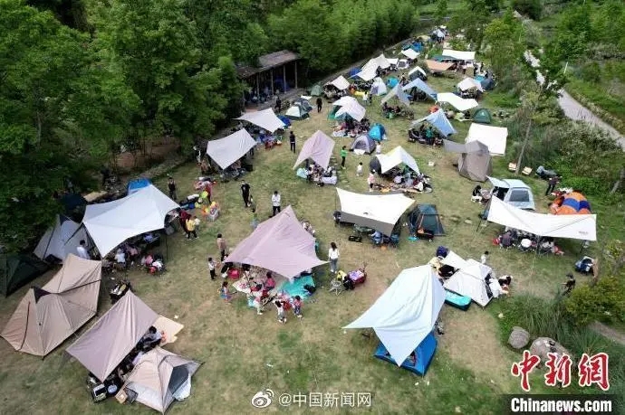 假期不远游 中国民众多种方式度“五一”