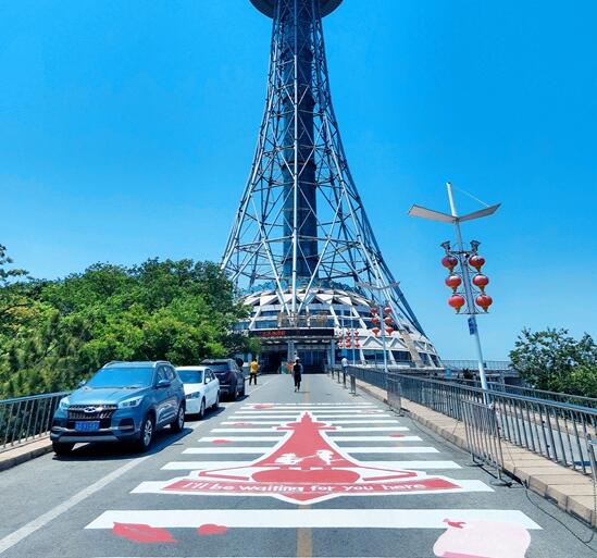 好浪漫！青岛电视塔“上新”街景彩绘 快去打卡