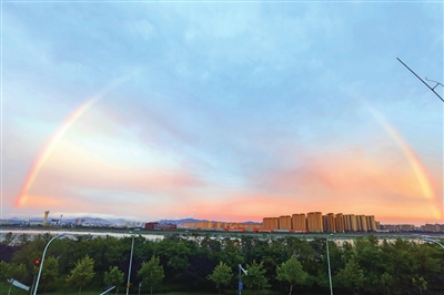 青岛20日傍晚雨后出现双彩虹 美景“霸屏”朋友圈