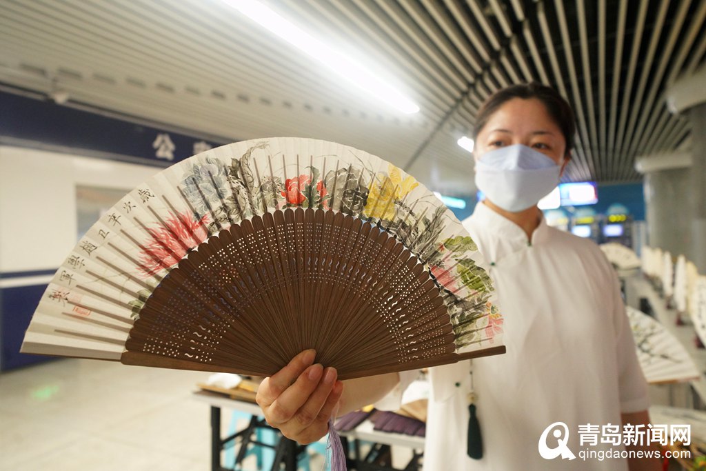 在地铁站邂逅传统文化 青岛书画名家百扇展启幕