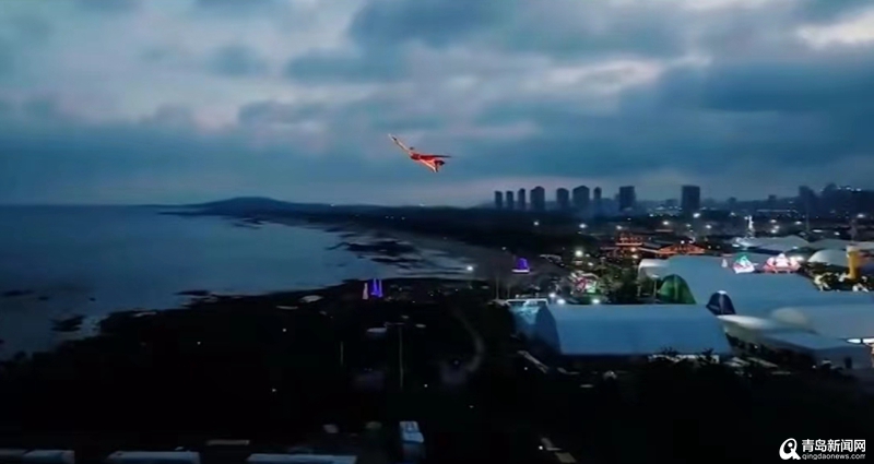火了！青岛金沙滩上空飞凤凰？原来是啤酒节的常规表演