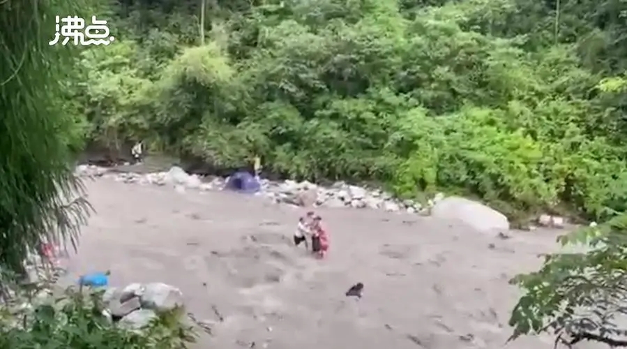 “网红打卡地”成夺命险地 平台推荐担责吗？
