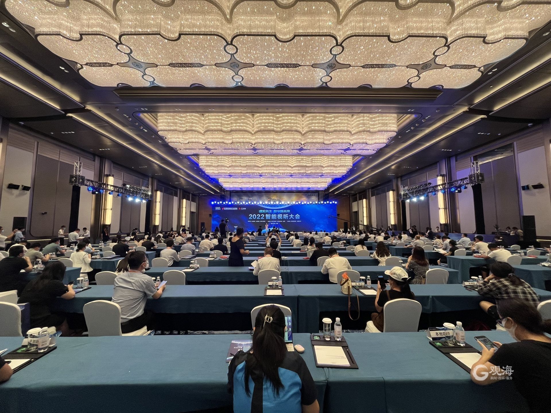 以“虚实共生 数字新未来”为主题，2022智能视听大会在青开幕