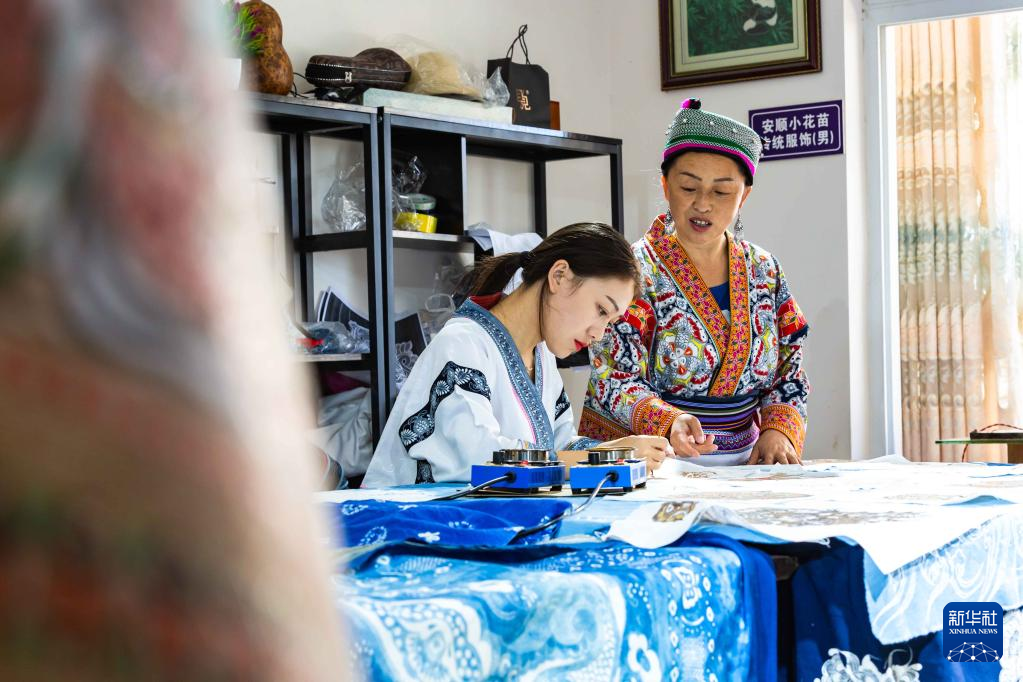 “蜡染姑娘”回乡传承非遗技艺