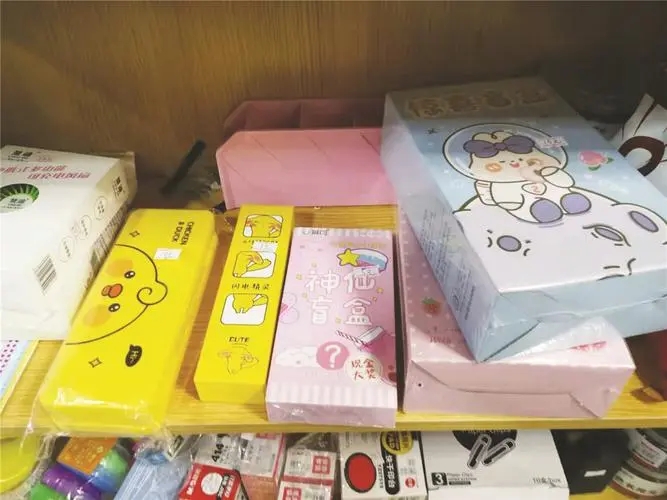 买文具成了“开盲盒” 学习用品变玩具分散孩子注意力