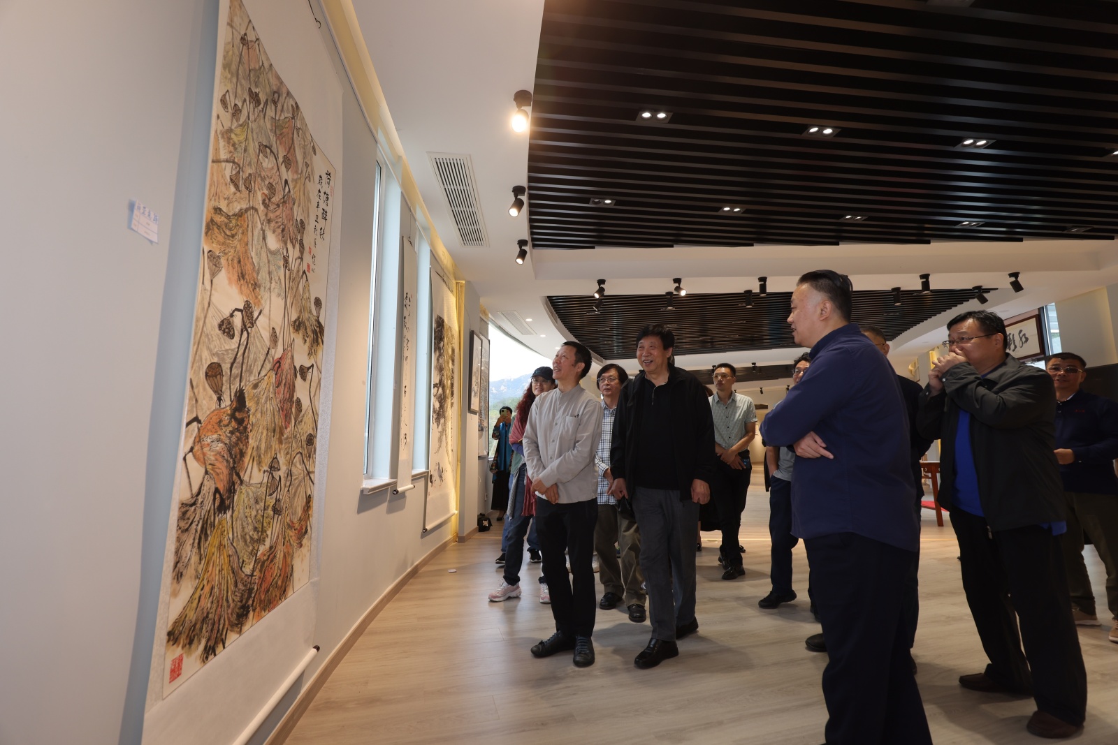 诗情+画意！青岛诗歌节作家书画展开幕