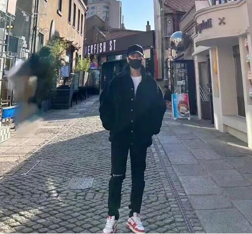 黄晓明晒青岛老街区九宫格：仿佛回到小时候 很亲切很怀念