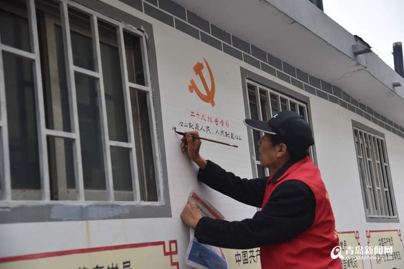 莱西文化胡同“上新”！91岁老人更新“板报墙”，“鼓乐队”也来了