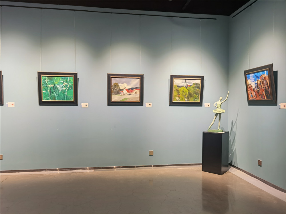 <b>“与风景独处”白羽平风景油画作品展在青开幕</b>