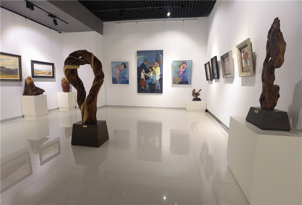 <b>“传承与发展”第六届青岛美协油画艺委会作品展启幕</b>