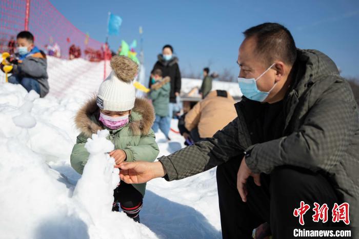 山东青岛：民众乐享元旦假期