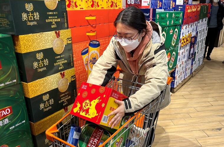 “兔元素”走俏青岛春节市场 兔子集市成年轻人打卡地
