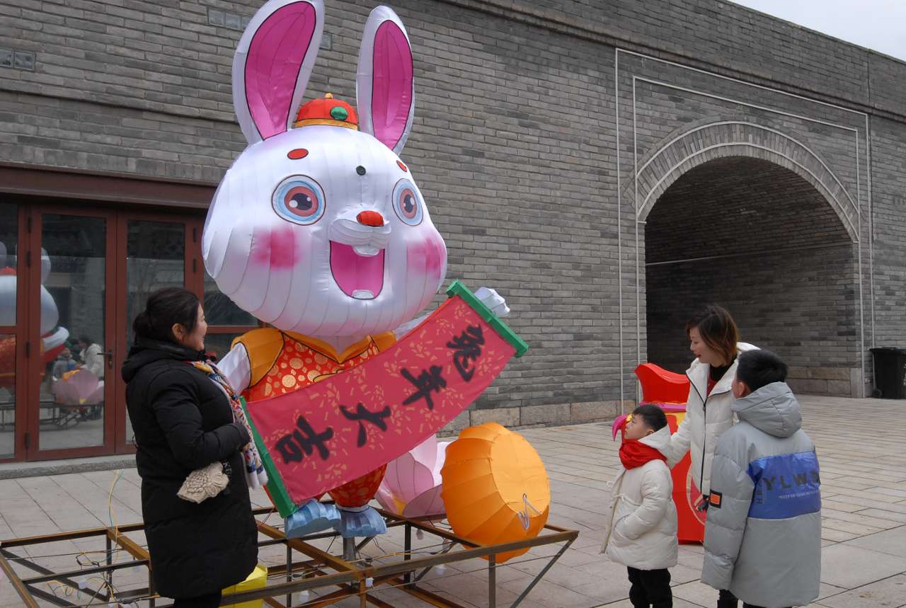 青岛即墨古城：大红灯笼挂起来