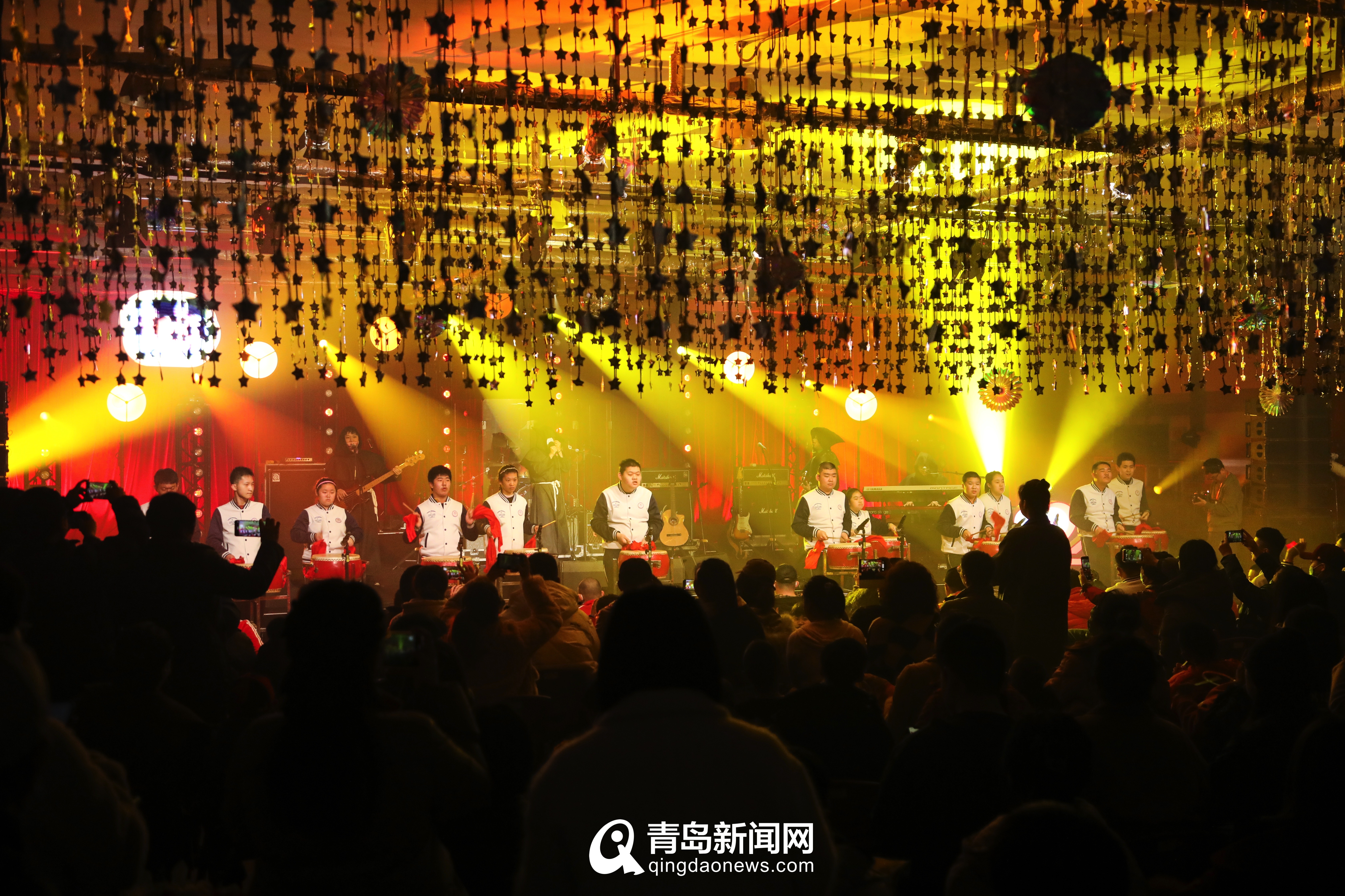 太有爱！GALA乐队来青 为这群孩子献上一场“爱”的演出