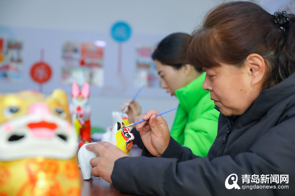 青岛：非遗传承人走进社区 教居民制作“泥叫虎”