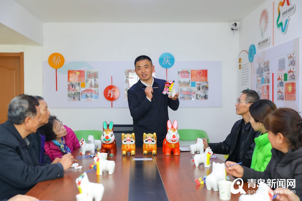 青岛：非遗传承人走进社区 教居民制作“泥叫虎”