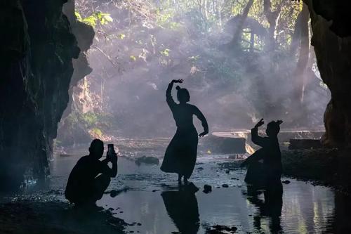 傣族舞曲“出圈”，照亮一个边疆歌舞团的涅槃