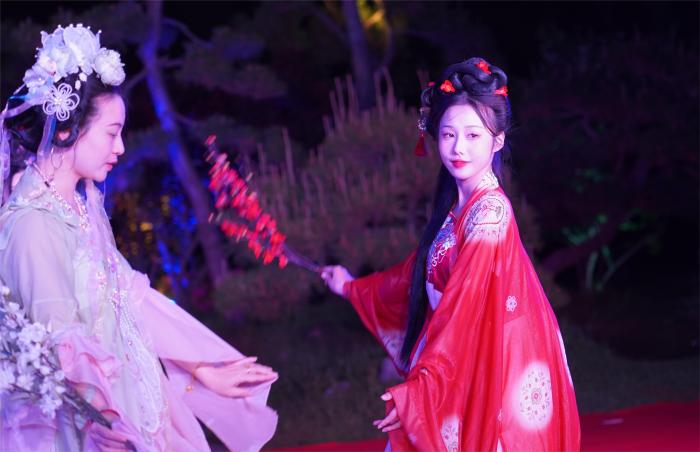 “中国华服日”：扬州青年重拾华服 传承和发扬传统文化