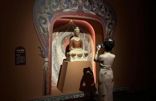 瓷画邂逅敦煌壁画 江西“博物馆奇妙夜”演绎“釉见敦煌”