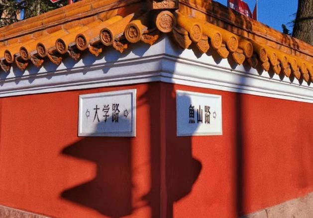 <b>青岛大学路网红墙修缮完毕 拍照“打卡”游客重新排起长龙</b>