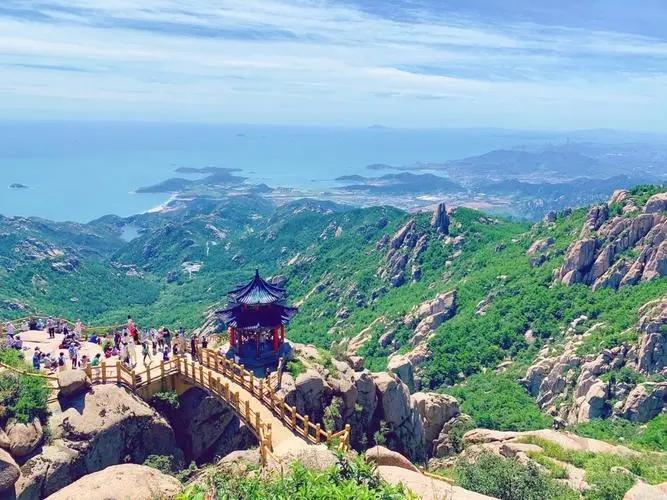 青岛崂山风景区开展多种端午假期活动 在最高峰放飞“告白气球”