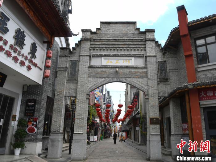 中国年轻人兴起穿街走巷 Citywalk催生文旅消费新时尚