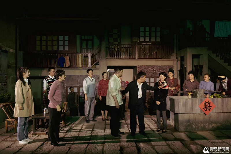 <b>话剧演出“座无虚席” 青岛上街里精彩夏夜“不打烊”</b>