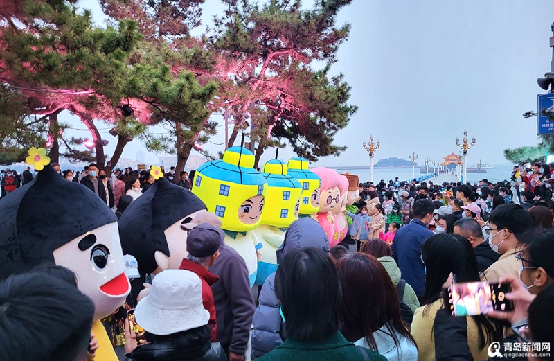黄渤回家“搞市” 广场沸腾了！青岛老城开启更多潮玩可能性