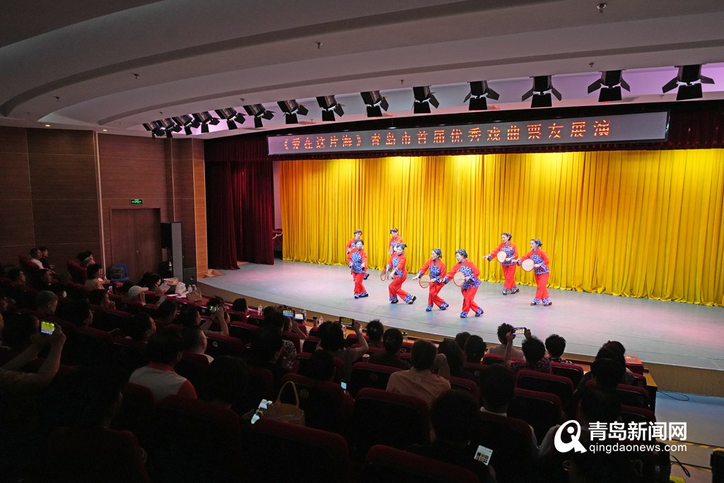 青岛市首届中老年戏曲票友展演在李沧区文化馆精彩上演