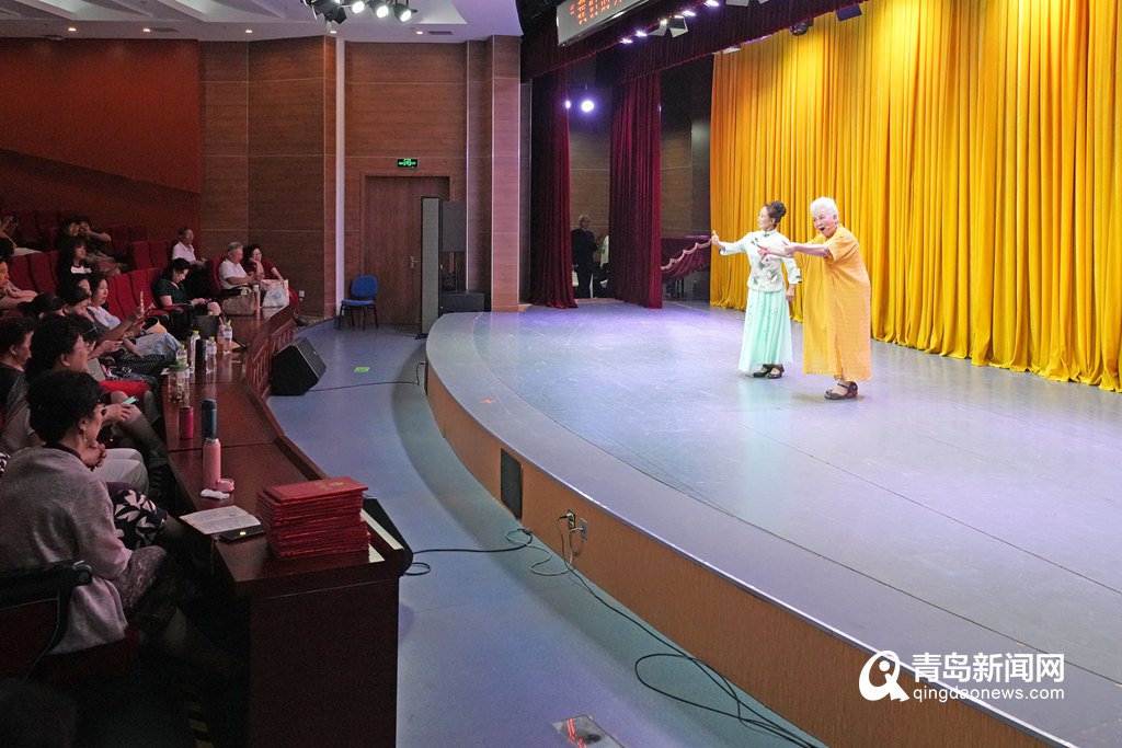 青岛市首届中老年戏曲票友展演在李沧区文化馆精彩上演