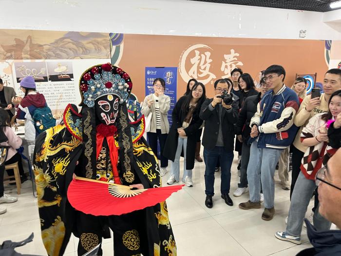重庆高校学子沉浸式体验非遗 “面对面”寻迹传统文化之美