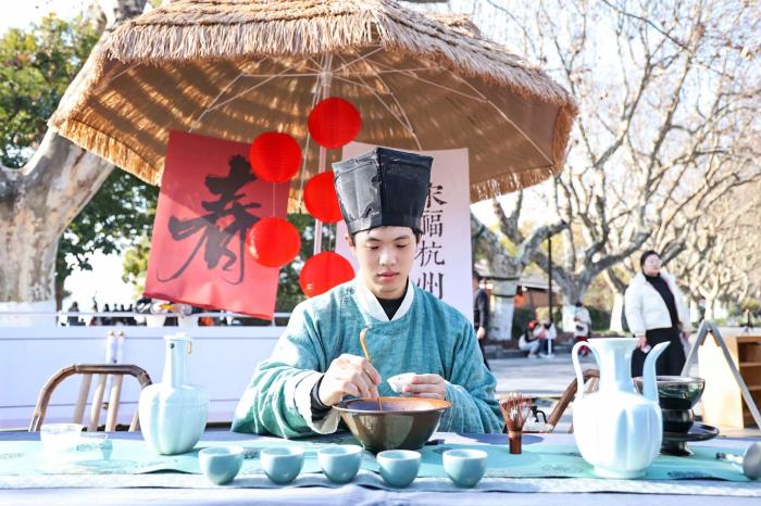 2024非遗年货嘉年华火热开场 “潮味”年货“杭儿风”满满