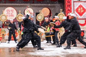 “村晚”开场一个热气腾腾的中国年