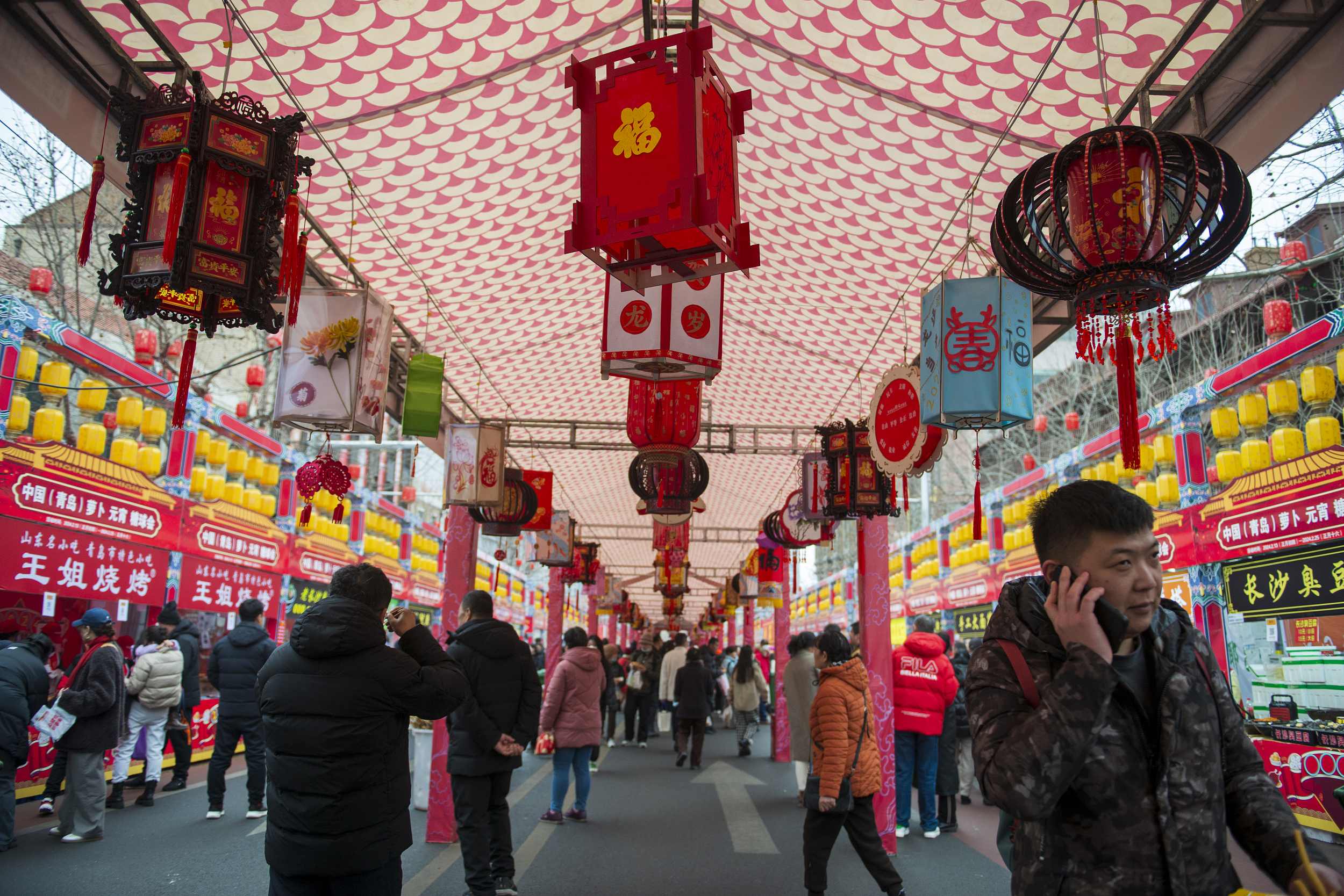 旅游热、餐饮旺、消费火 春节消费市场“热辣滚烫”