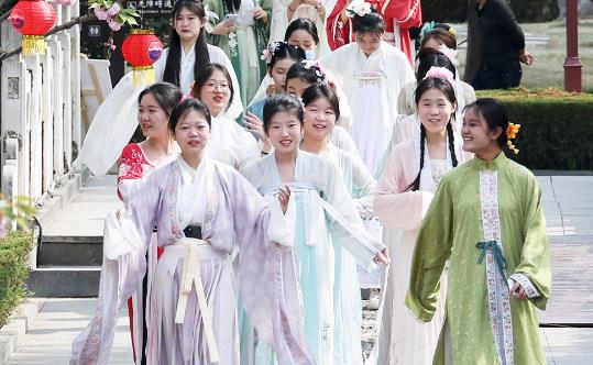 传统与现代共舞 文化消费点燃“五一”出游热情